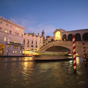 A Couple Of Steps From Rialto Venezia